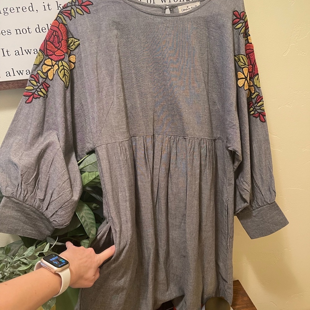 Cousin Earl Embroidered dress - Picture 4 of 4